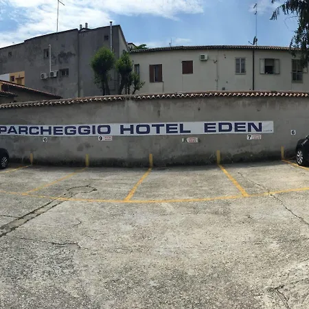 Eden Hotel *